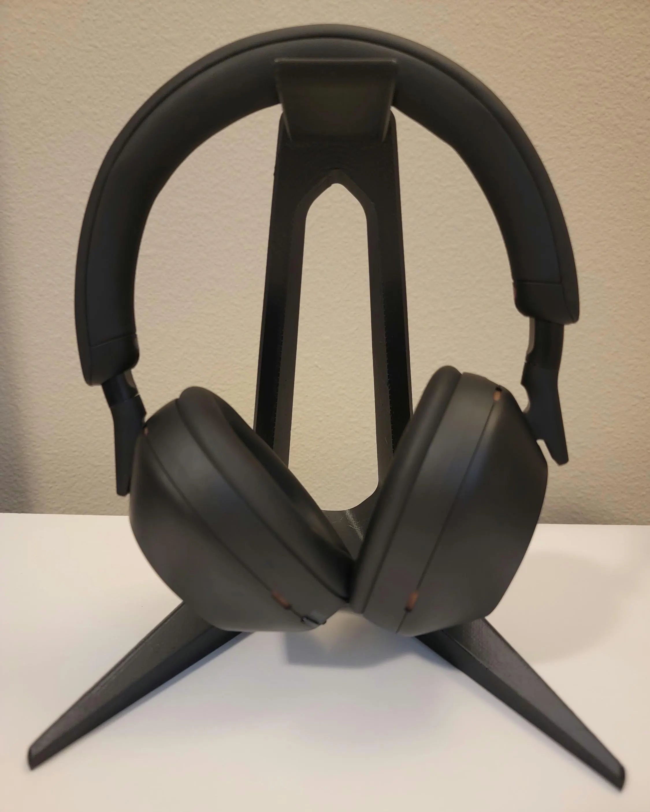 Minimalist Headphone Stand – Lightweight, Durable, Modern Headset Holder for Desk, Office, Gaming Setup, and Home Organization